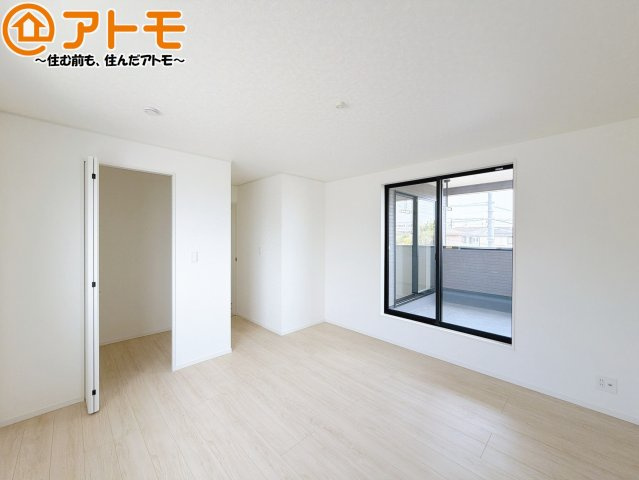 【寝室】 | 島田市稲荷第6　新築戸建　全1棟 | バルコニーに面したお部屋なので、布団などの大きなものも楽々干せます♪