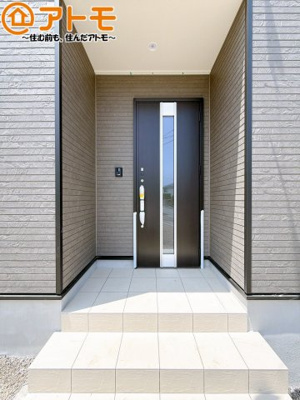 【玄関】 | 島田市稲荷第6　新築戸建　全1棟 | 落ち着いた色合いの玄関はダブルロックで防犯性に優れた仕様になっています♪