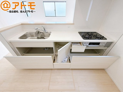【キッチン】 | 島田市稲荷第6　新築戸建　全1棟 | 大容量システムキッチン♪お料理スペースやシンク広々！毎日の家事をしっかりサポート♪