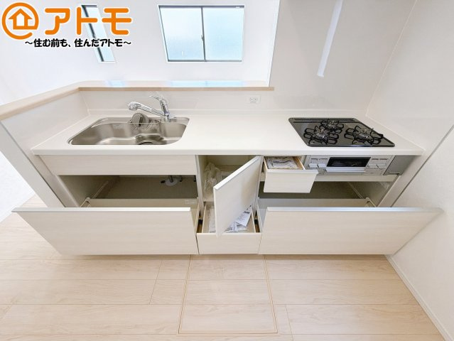 【キッチン】 | 島田市稲荷第6　新築戸建　全1棟 | 大容量システムキッチン♪お料理スペースやシンク広々！毎日の家事をしっかりサポート♪