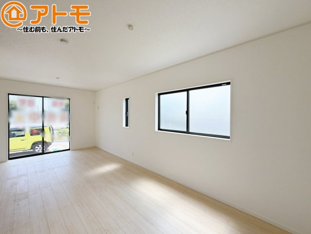 【居間・リビング】 | 島田市稲荷第6　新築戸建　全1棟 | 日当たりのよいリビングは、一年を通してぽかぽかとしています。家族が自然と集まる空間になりそうですね♪