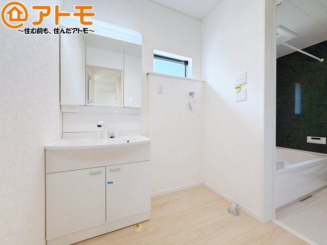 【独立洗面台】 | 島田市稲荷第6　新築戸建　全1棟 | シャワータイプの洗面台は、洗濯物の土汚れなどの予洗いもしやすいため、お子様のいるご家庭でも大活躍！