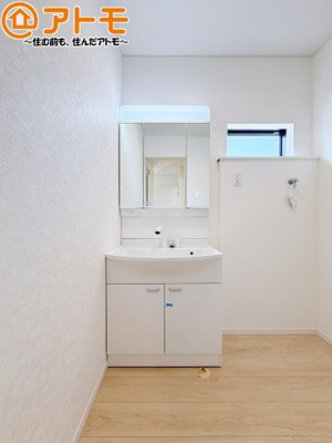 【独立洗面台】 | 島田市稲荷第6　新築戸建　全1棟 | 三面鏡の中は収納になっているため、スッキリとした洗面台を保つことができます♪