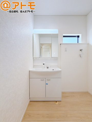 【独立洗面台】 | 島田市稲荷第6　新築戸建　全1棟 | 三面鏡の中は収納になっているため、スッキリとした洗面台を保つことができます♪