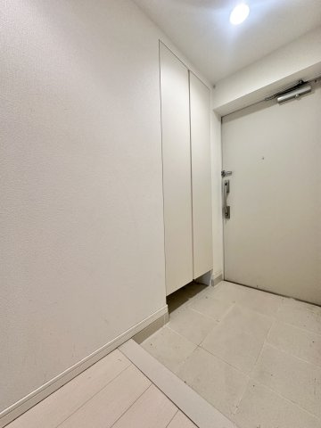 ドムール新小岩プレミアムレジデンスの玄関|居室にはクローゼットを完備し、自由度の高い家具の配置が叶うシンプルな空間です。お子様の成長と必要になる子供部屋を与えるにはぴったりの間取りですね。