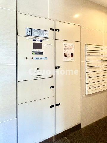 ドムール新小岩プレミアムレジデンスの設備|【宅配ボックス】在宅時・不在時に関わらず、居住者の代わりに非対面で宅配物を受け取ってくれる便利な設備です。わかりやすくご説明致しますので見学時にはお部屋だけではなく共用部分もぜひチェックしてください。