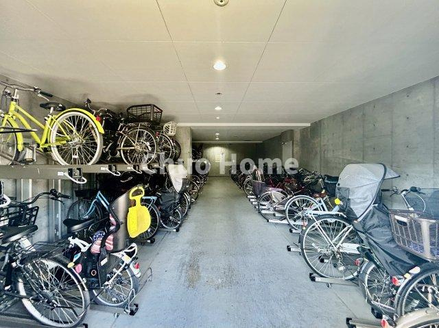 ドムール新小岩プレミアムレジデンスの駐輪場|【自転車置き場】最新の空き状況や費用などの詳細は担当スタッフまでお問い合わせください。