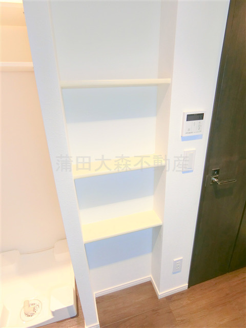 ベルシード蒲田Ⅱの収納|廊下部分！洗濯機置き場横棚収納！