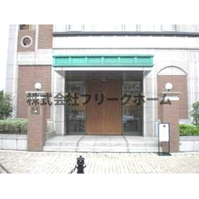 三鷹市下連雀３丁目の賃貸マンションのエントランス