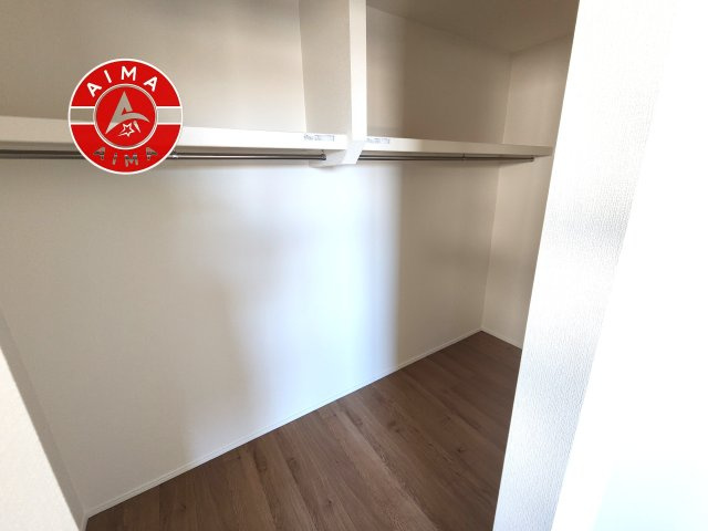 福津市津屋崎7丁目第6-3棟（3号棟）の収納|洋服や大きな荷物が多い方や人数の多いご家族などは、一般的なクローゼットよりもウォークインクローゼットのほうが使い勝手が良いです。