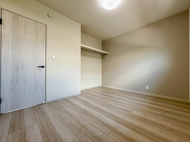 「長期優良住宅」香南市野市町西野　新築戸建　西棟の洋室|落ち着いたグレージュのアクセントクロスが映える洋室。オープンタイプのクローゼットで出し入れもスムーズ。