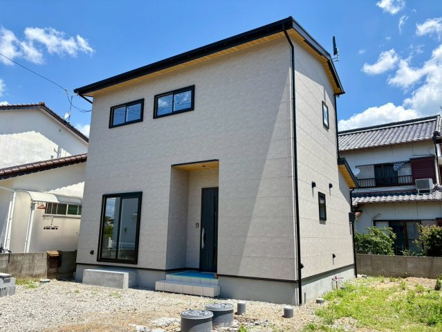 「長期優良住宅」香南市野市町西野　新築戸建　西棟の外観|スタイリッシュなBOX型の外観デザイン。軒天の木目調がアクセントとなり、温かみのあるモダンさを演出します。