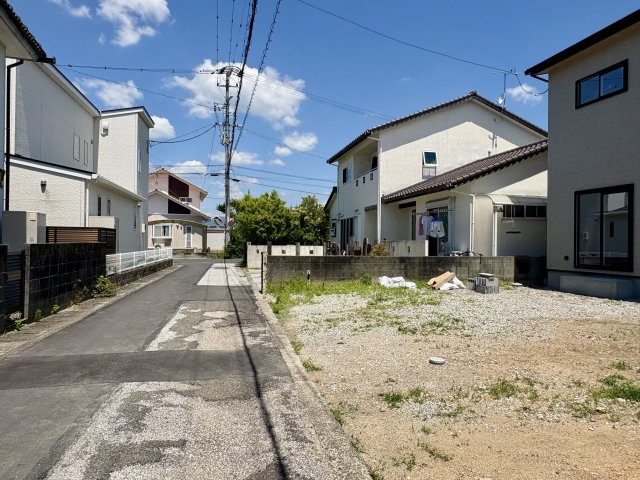 「長期優良住宅」香南市野市町西野　新築戸建　西棟の前面道路含む現地写真|車通りの少ない閑静な住宅街。前面道路がフラットで、毎日の運転や駐車もスムーズで安心な環境です。