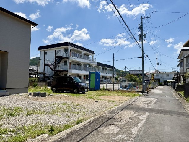 「長期優良住宅」香南市野市町西野　新築戸建　西棟の前面道路含む現地写真|周辺は落ち着いた街並みが広がる好立地。青空が広がる開放的な分譲地で、快適な新生活を始められます。