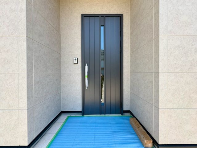 「長期優良住宅」香南市野市町西野　新築戸建　西棟の玄関|シックなブラックの玄関ドアが映える、品のあるエントランス。雨風をしのげる、奥まった設計も魅力です。