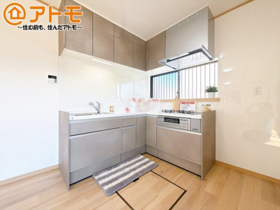 【キッチン】 | 三島市萩　中古一戸建て | 壁付けキッチンは開放感があり、リビングとの一体感を感じながら作業ができます♪