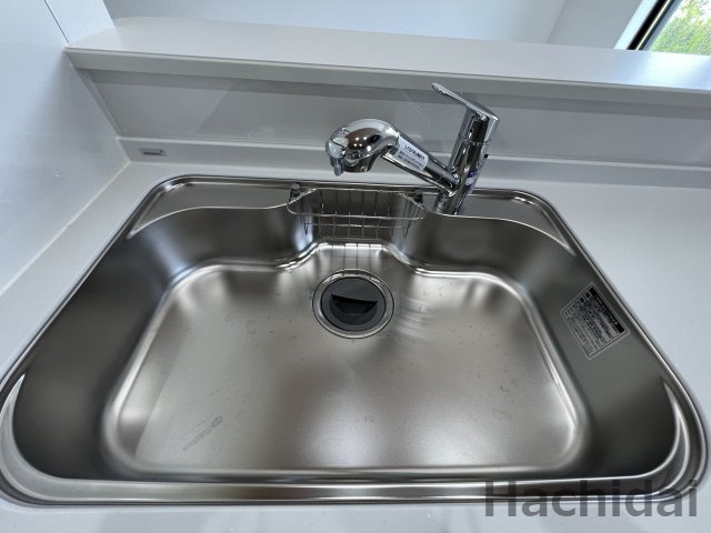 高浜市神明町2期　新築戸建＜4号棟＞のキッチン|浄水器つきで蛇口まわりがゴチャつかない、すっきりした一体型デザインの水道です。お米研ぎや日々のお料理にも、ボタン一つで美味しい浄水がたっぷり使えます