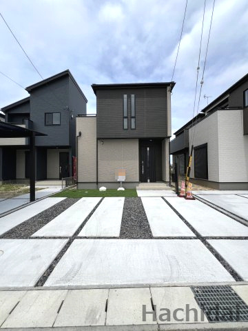 高浜市神明町2期　新築戸建＜4号棟＞の駐車場|カースペースと前面道路との高低差が少なく、お車の出入庫がスムーズに行えます。ベビーカーを押しての移動もしやすそうです。