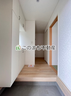 【玄関】 | CRADLE GARDEN栃木市箱森町　第6　2号棟　 | 同社施工物件写真。※建具やフローリング、その他仕様が異なる場合がございます。