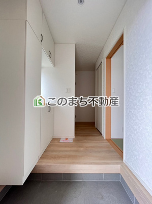 【玄関】 | CRADLE GARDEN栃木市箱森町　第6　2号棟　 | 同社施工物件写真。※建具やフローリング、その他仕様が異なる場合がございます。