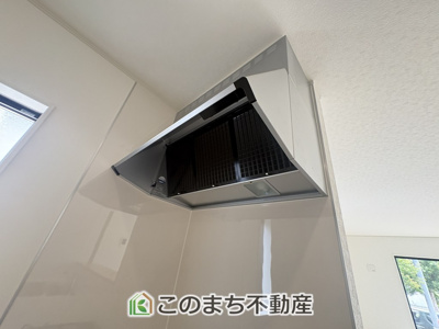 【収納】 | CRADLE GARDEN栃木市箱森町　第6　2号棟　 | 同社施工物件写真。※建具やフローリング、その他仕様が異なる場合がございます。シンプルながらお料理の匂いをスッキリ吸引するレンジフード☆