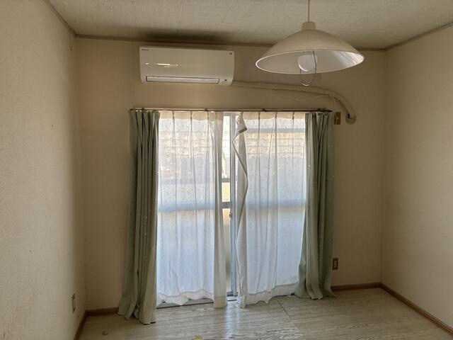 豊橋市弥生町字西豊和の中古マンションの洋室| 大きな窓からたっぷり光が入り、明るく開放感のあるお部屋です！
風通しも良く、心地よく過ごせる快適な空間になっています！