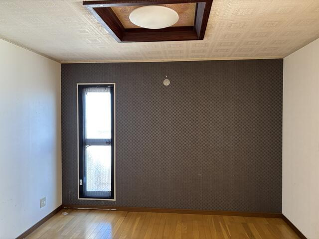 豊橋市弥生町字西豊和の中古マンションの洋室| 主寝室はご夫婦がゆったりと休める落ち着いたプライベート空間として使えるお部屋です。
ベッドを置いてもゆとりがあり、リラックスして過ごせるのが魅力です！