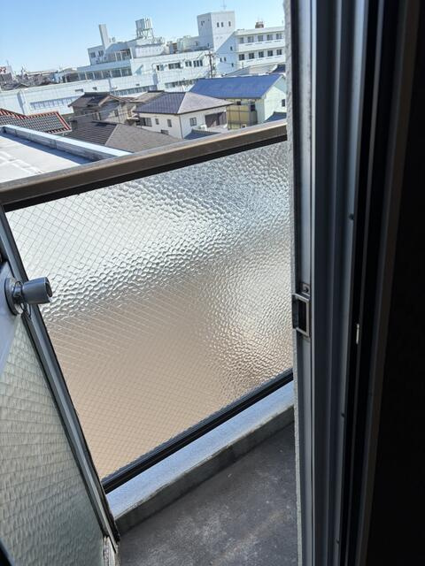 豊橋市弥生町字西豊和の中古マンションのバルコニー| 日当たりの良いバルコニーは、お布団や洗濯物もゆったり干すことができます！
