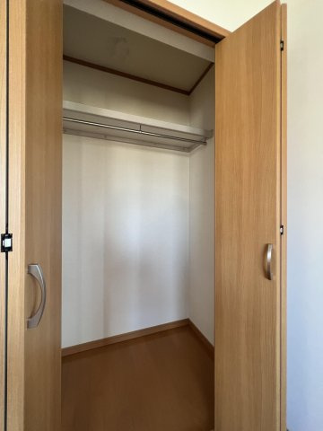 【収納】 | グレース手鎌Ⅱ | 服がシワにならず掛けられる、枕棚付きの便利なクローゼット。