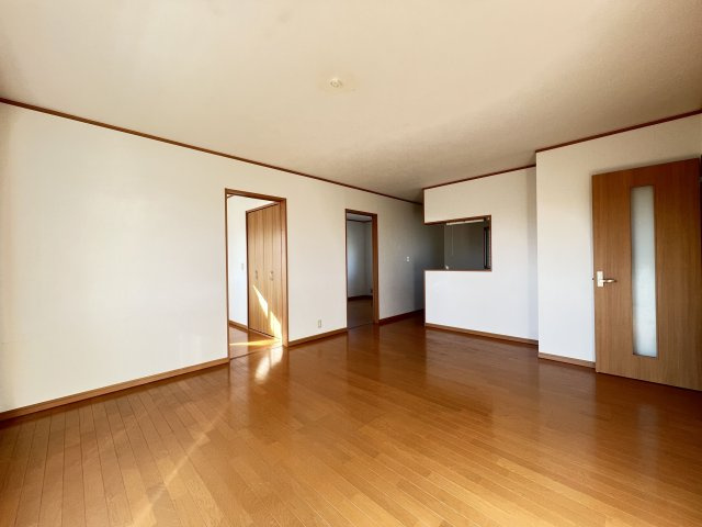 【居間・リビング】 | グレース手鎌Ⅱ | 家具もゆったり配置できる、広々とした明るいリビング空間。