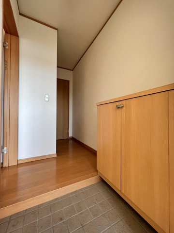 【玄関】 | グレース手鎌Ⅱ | 木の温もりを感じる上品な玄関。便利な下駄箱付きです。
