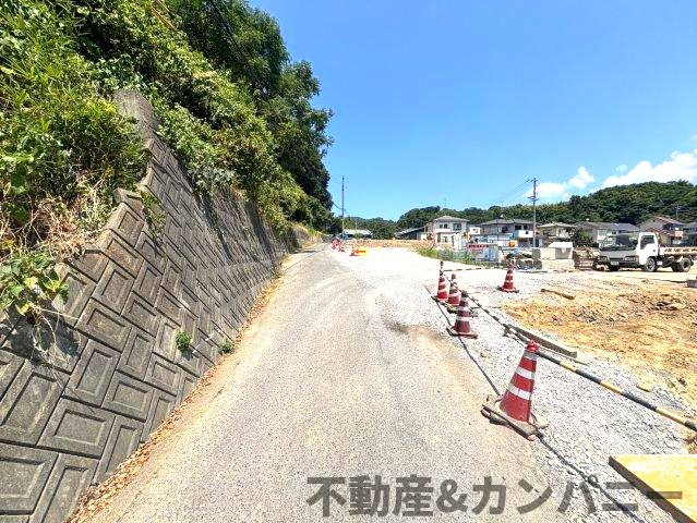 桜ケ丘の分譲のおトチ11号地　松山市桜ヶ丘売土地の前面道路含む現地写真|前面道路含む現地写真です