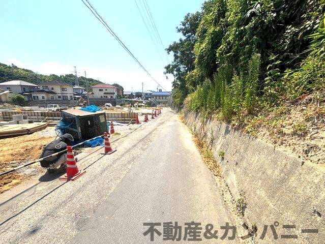 桜ケ丘の分譲のおトチ11号地　松山市桜ヶ丘売土地の前面道路含む現地写真|前面道路含む現地写真です