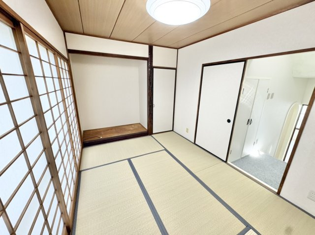 中古タウンハウス　西宮市高座町の和室|2F和室　6帖　急な来客時やお子様の遊び場としても♪スキップフロアで専用庭に繋がります。畳取替済み♪