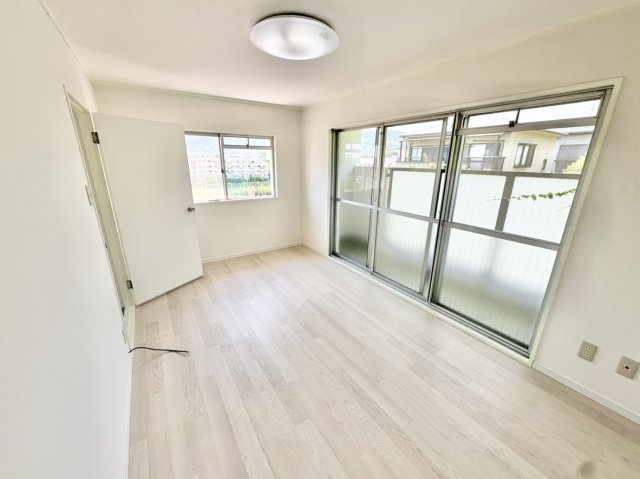 中古タウンハウス　西宮市高座町の寝室|3F寝室　7.5帖　北側バルコニーに面し、二面採光で陽当り・風通しも良好です。