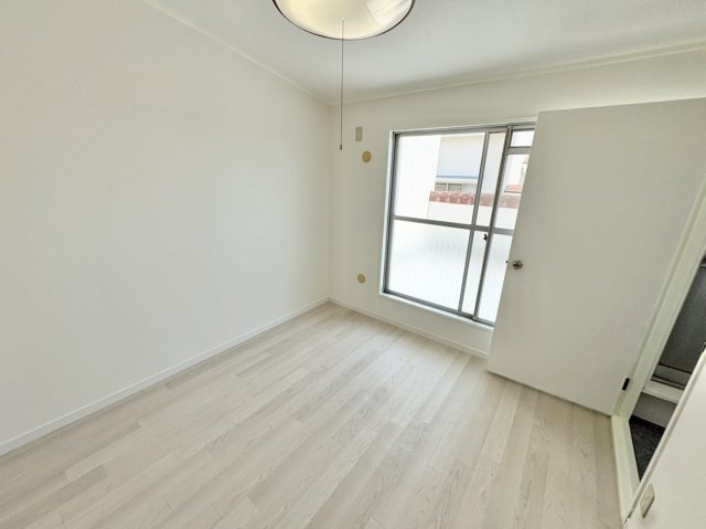 中古タウンハウス　西宮市高座町の洋室|3F洋室　4.5帖　南側ルーフバルコニーに面し、採光がたっぷり取り入れられます。