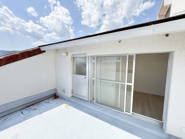 中古タウンハウス　西宮市高座町のバルコニー|3Fルーフバルコニーは南向きで明るく開放感たっぷり♪ガーデニングや趣味を楽しめる広さ！