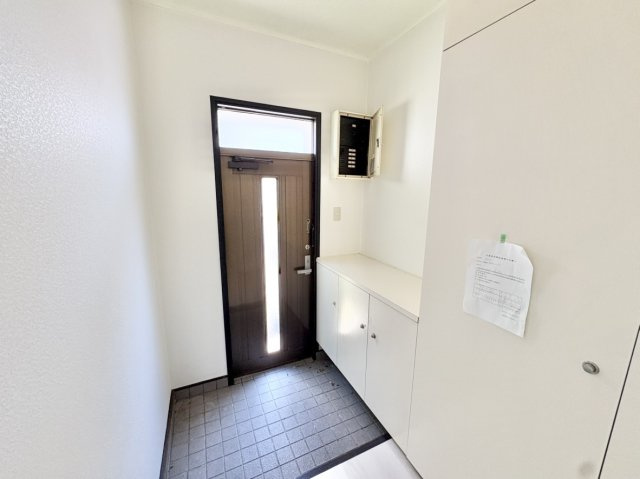 中古タウンハウス　西宮市高座町の玄関|玄関周りに収納がたっぷりあるので、家族分の荷物がスッキリ片付きます。