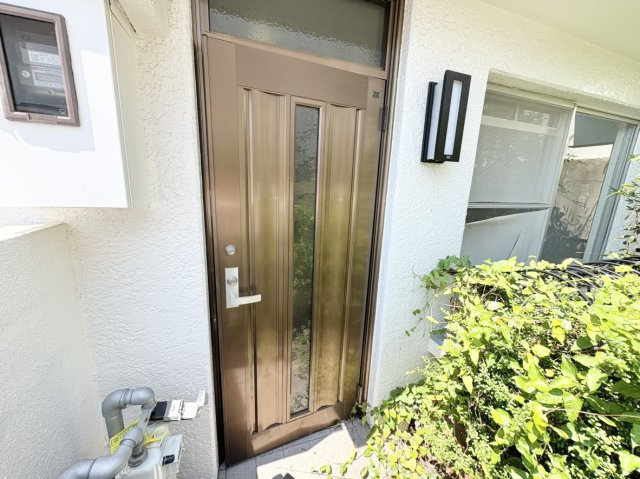中古タウンハウス　西宮市高座町のエントランス|一戸建てのような玄関口がうれしいポイント♪