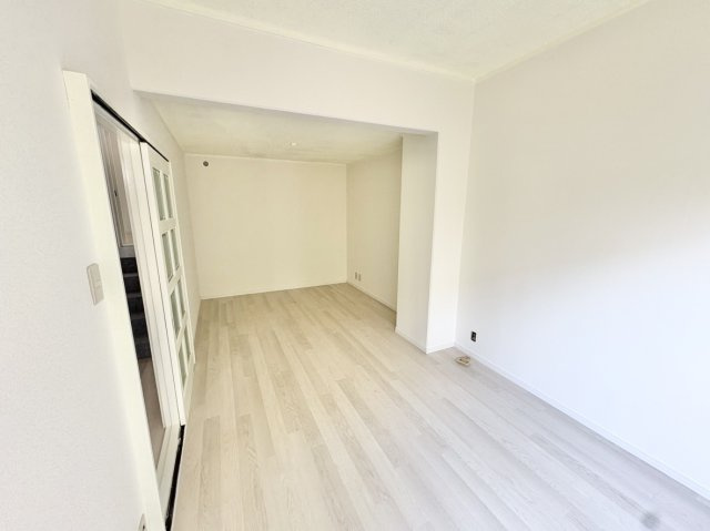 中古タウンハウス　西宮市高座町の居間・リビング|リビングとダイニングキッチンが分かれている為、料理中の匂いなどが気にならず、快適空間に♪