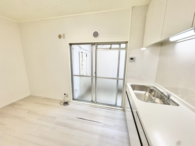 中古タウンハウス　西宮市高座町のキッチン|キッチン横から、ドライエリアへ出られます。