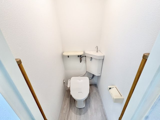中古タウンハウス　西宮市高座町のトイレ|2Fトイレ　ウォシュレット取替済で快適にご利用いただけます♪