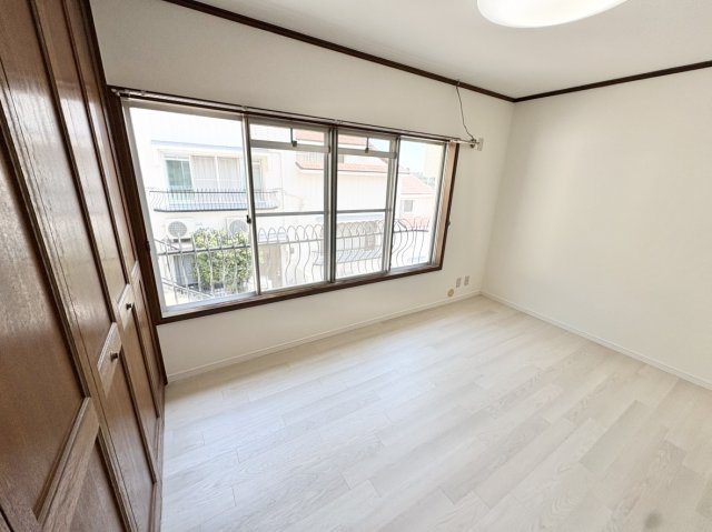 中古タウンハウス　西宮市高座町の洋室|2F洋室　6帖　南向きで一日中ポカポカで冬も暖かく過ごせます。クローゼット収納も完備♪