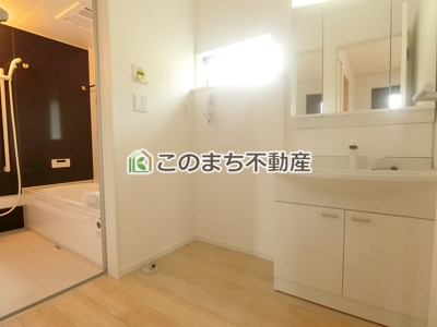 【洗面所】 | CRADLE GARDEN栃木市箱森町　第6　3号棟　 | 同社施工物件写真。※建具やフローリング、その他仕様が異なる場合がございます。