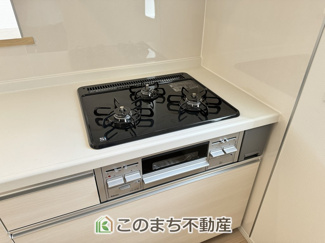 【キッチン】 | CRADLE GARDEN栃木市箱森町　第6　3号棟　 | 同社施工物件写真。※建具やフローリング、その他仕様が異なる場合がございます。3口ビルトインコンロで同時調理可能☆時短家事につながりますね☆