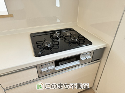 【キッチン】 | CRADLE GARDEN栃木市箱森町　第6　3号棟　 | 同社施工物件写真。※建具やフローリング、その他仕様が異なる場合がございます。3口ビルトインコンロで同時調理可能☆時短家事につながりますね☆