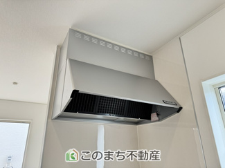 【収納】 | CRADLE GARDEN栃木市箱森町　第6　3号棟　 | 同社施工物件写真。※建具やフローリング、その他仕様が異なる場合がございます。シンプルながらお料理の匂いをスッキリ吸引するレンジフード☆