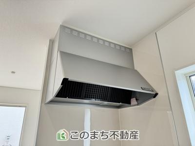 【収納】 | CRADLE GARDEN栃木市箱森町　第6　3号棟　 | 同社施工物件写真。※建具やフローリング、その他仕様が異なる場合がございます。シンプルながらお料理の匂いをスッキリ吸引するレンジフード☆