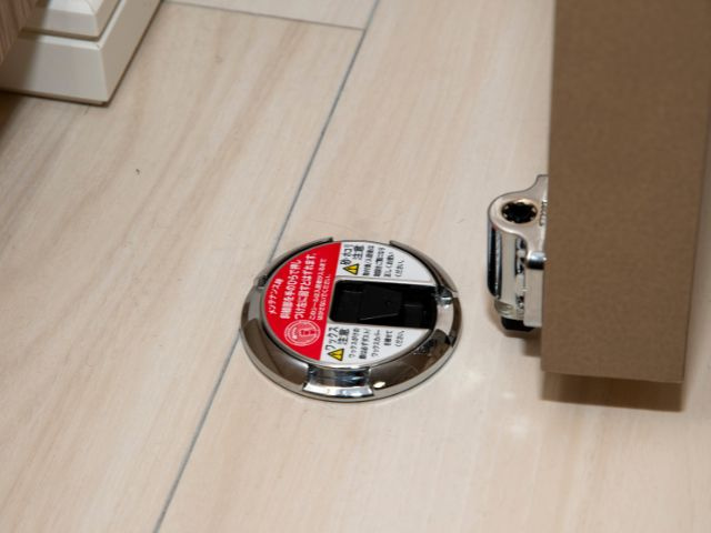 アンビシャス府中武蔵野台の設備|ワンプッシュでドアの開閉をロックと解除できるリビングドアキャッチャー