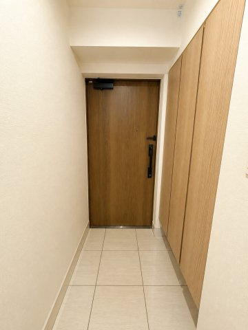 アンビシャス府中武蔵野台の玄関|天井高まで確保された大型シューズボックスですっきりとした玄関。